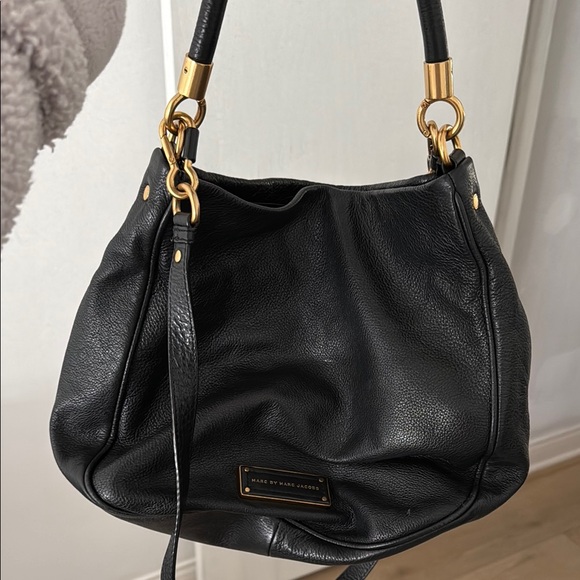 Marc Jacobs Black Shoulder Bag with Minimalist Design - Picture 2 of 14